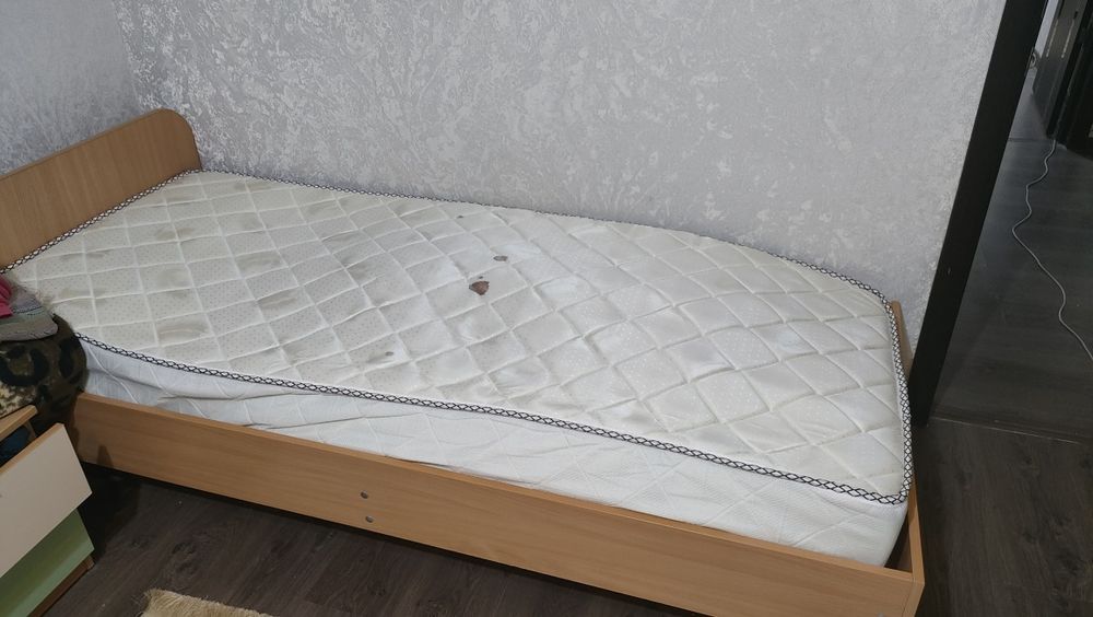 Две кровати с плохими матрасами
