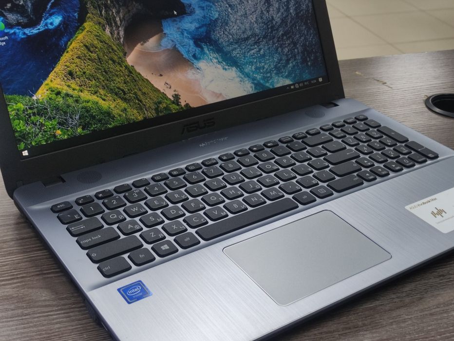 ноутбук Asus с коробкой