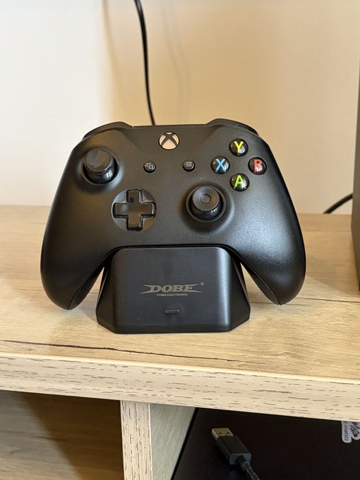 Продам Xbox One X / 2TB