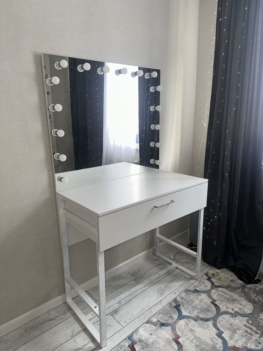 Столик для макияжа