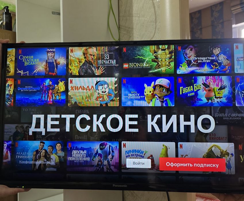 Телевизор Panasonic  размер 71 на 40 см.