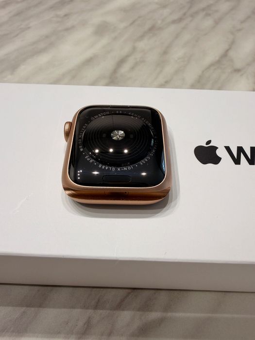 Apple Watch SE 40MM - Gold Aluminum Case Starlight Sport Band