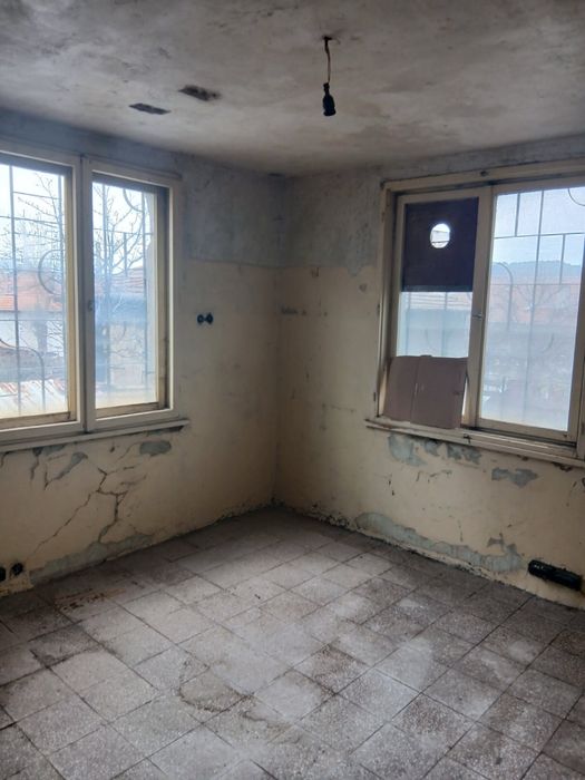 Етаж от къща - ул. Синчец 15, център Перник