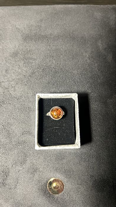 Inel de argint cu piatră de chihlimbar