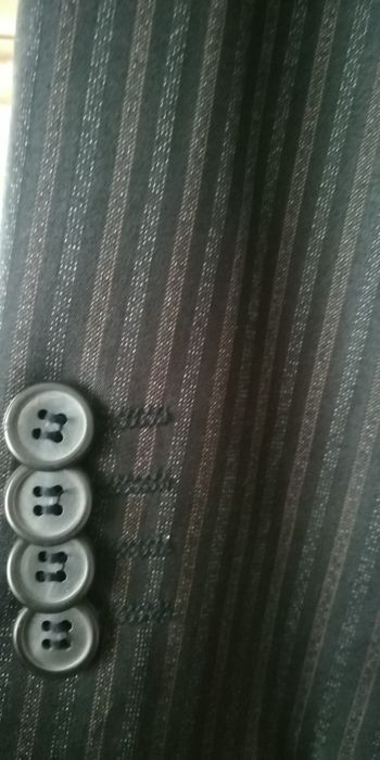 Продавам мъжки костюм