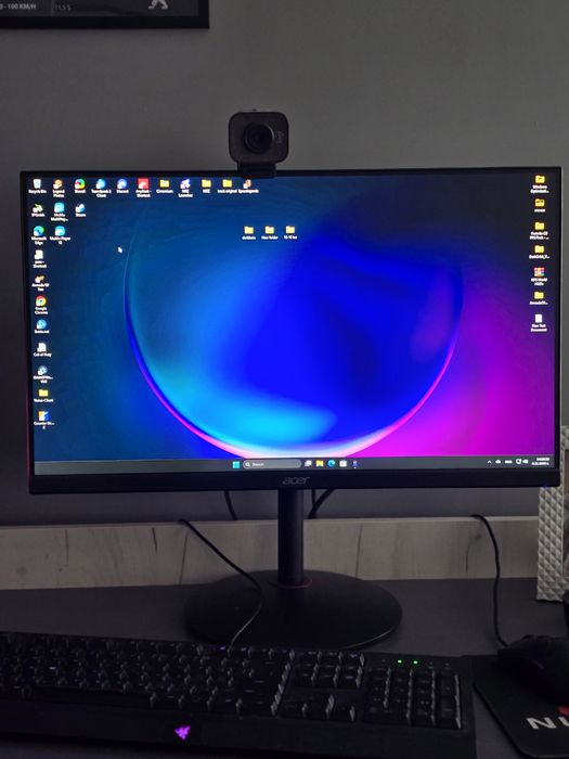 Гейминг компютър + мониторите