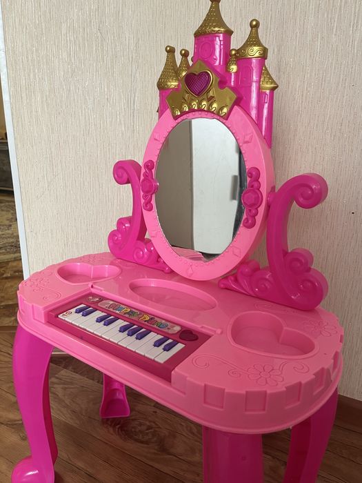 Продам стол для макияжа