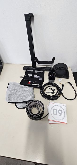 Vand fender player strat cu accesori