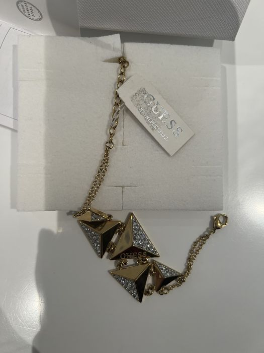 Гривна GUES с камъни сваровски.