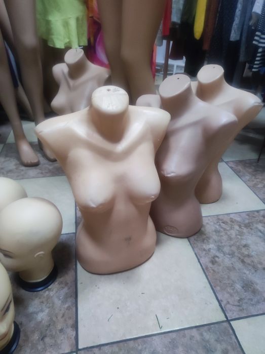 Распродажа одежды и манекенов