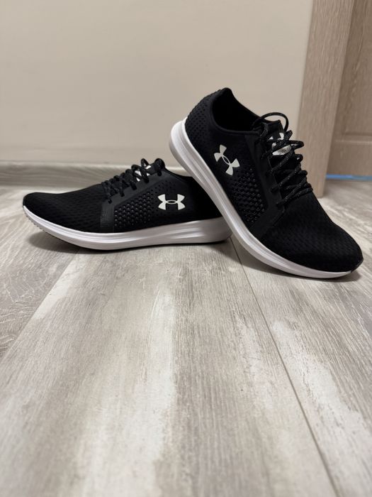 Продавам мъжки маратонки Under Armour