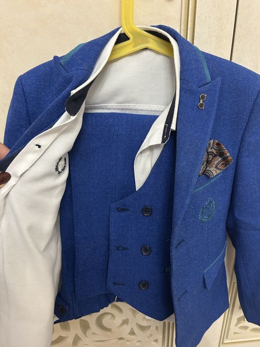 Продается детский костюм тройка