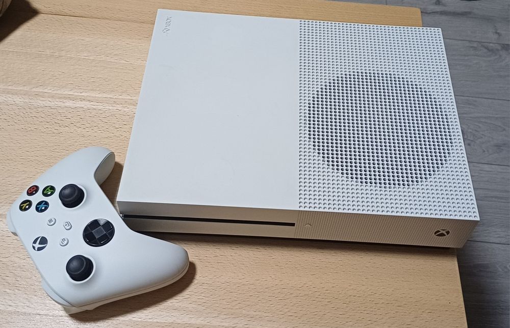 Xbox One S 1TB + 1 Xbox Series S controller