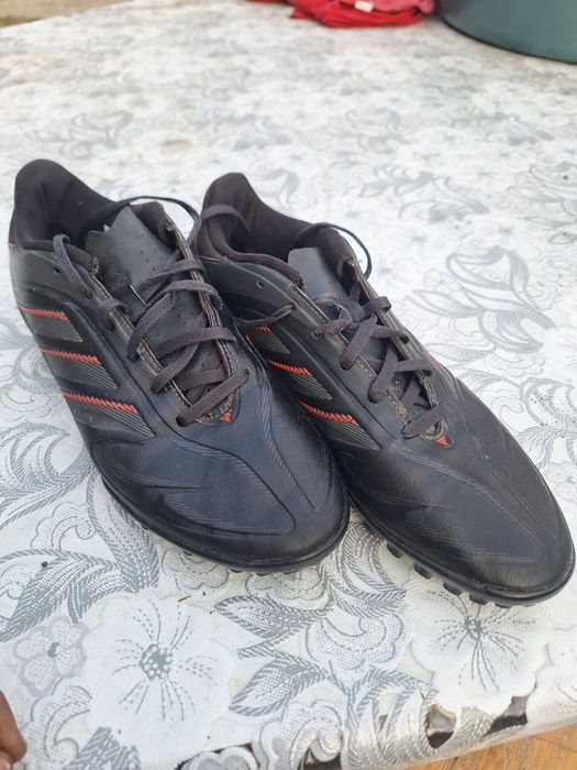 Ghete de fotbal pentru teren sintrtic in stare foarte buna  adidas nr 42 la 150 de lei NEGOCIABIL