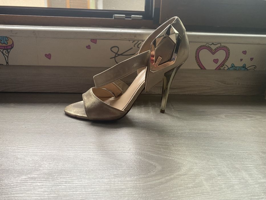 Обувки на ток Guess