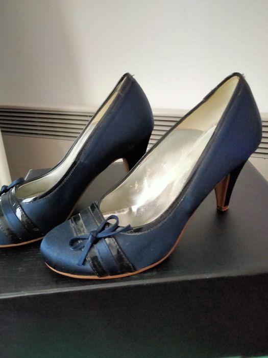 Cizme,ghete din piele50 lei,converse noi 25 lei,pantofi gală 50 lei.