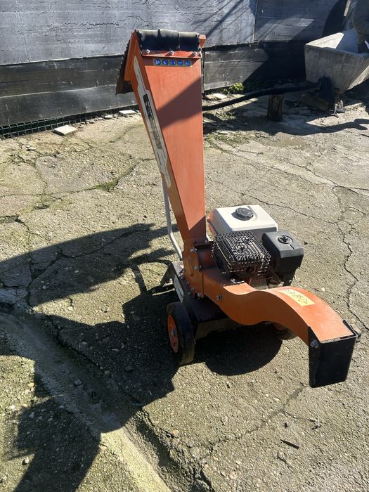 Vând tocător crengi , consum mic