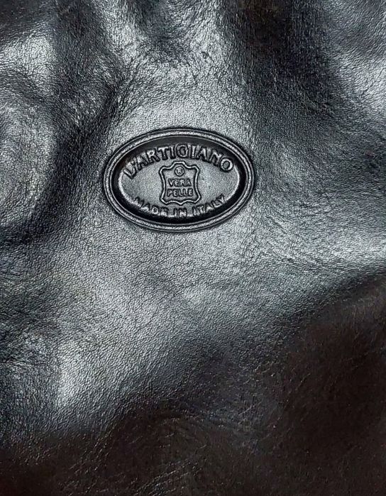 Poșetă piele naturală, cu tortițe lungi și 2 compartimente.