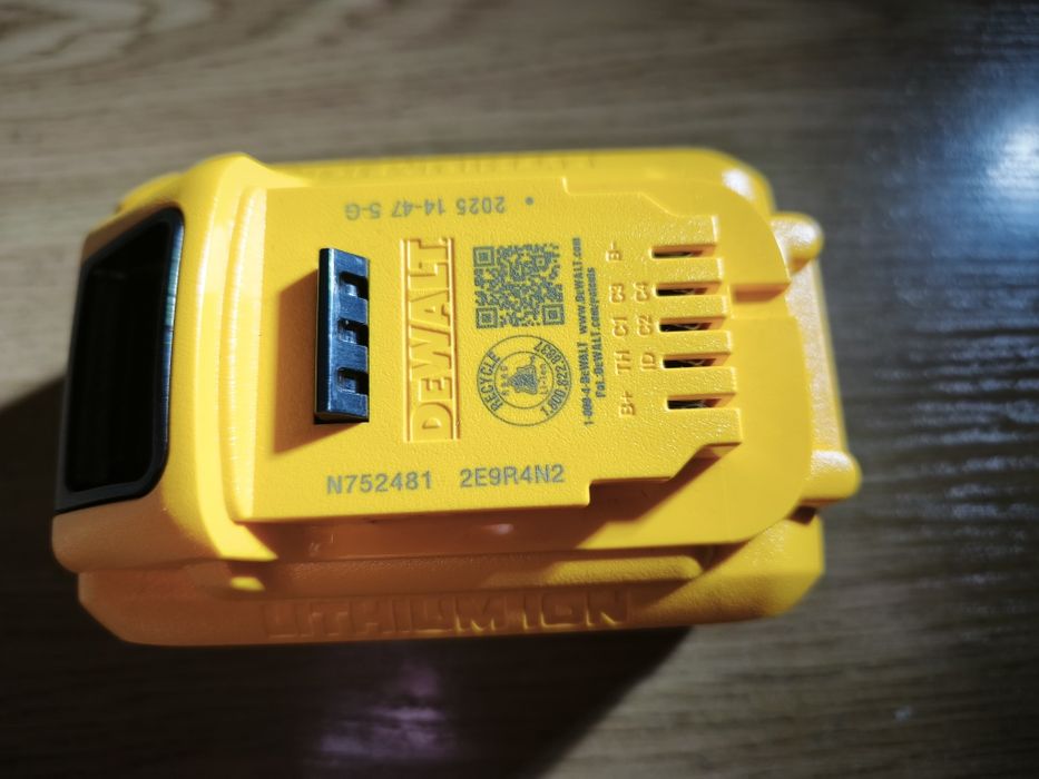 Батарея DeWalt 8Ah и 4Ah powerpack tabless