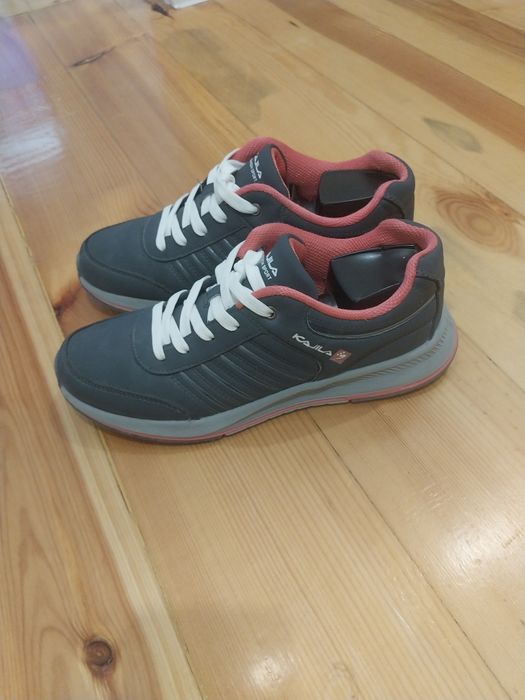 Кроссовки женские