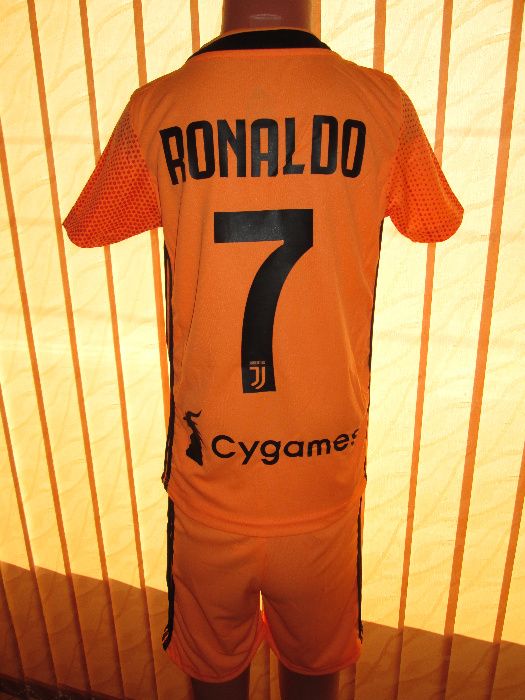 РЕТРО екипи Юве Роналдо 116 размер и ПСЖ Мбапе резер. 116 и 176 размер