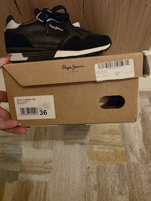 Оригинални чанти на Guess, Steve Madden, сникърси Pepe Jeans и Lasocki