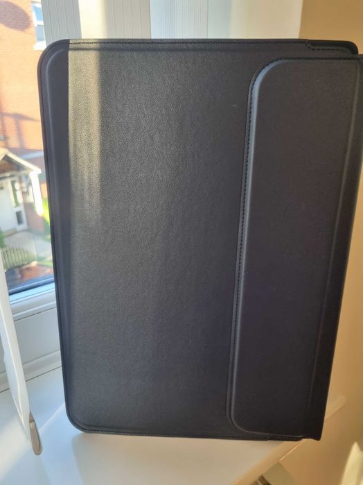 Кожена стойка за лаптоп