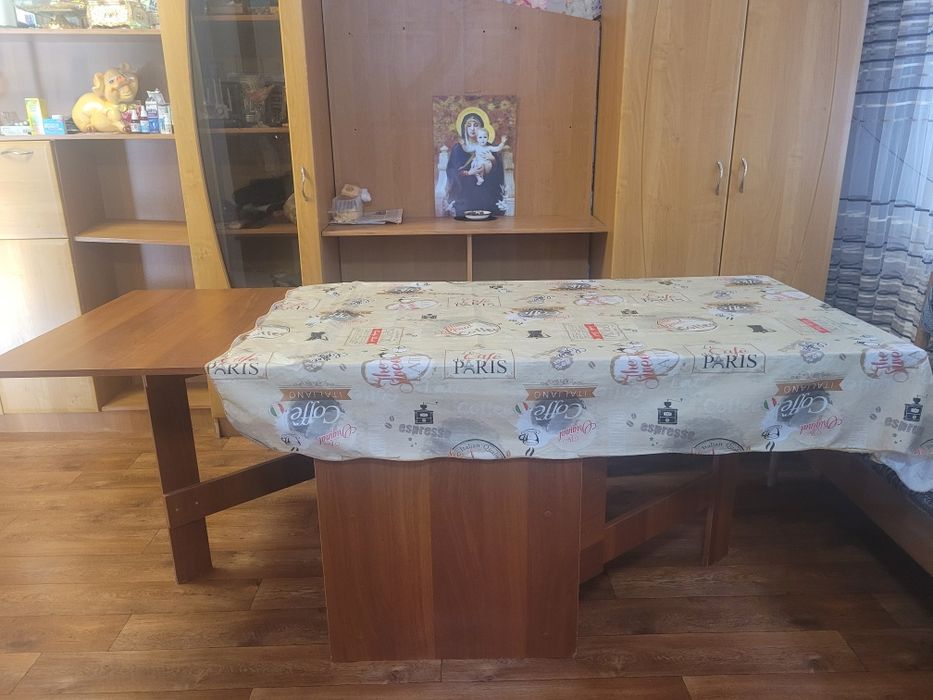 Продам столы книжки