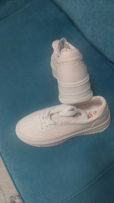 Бели кецове с връзки