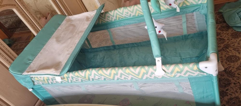 Кроватка манеж с пеленальным столиком.