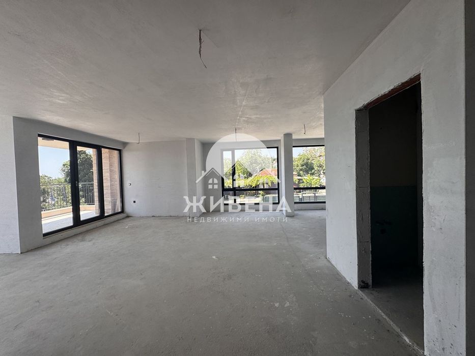 Продава 3-стаен апартамент, кв. Галата, плюс 2 паркоместа - снимка 4