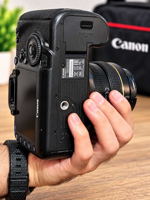 Canon 5D mark III + Canon 50mm 1.4 + 2 carduri de 64gb