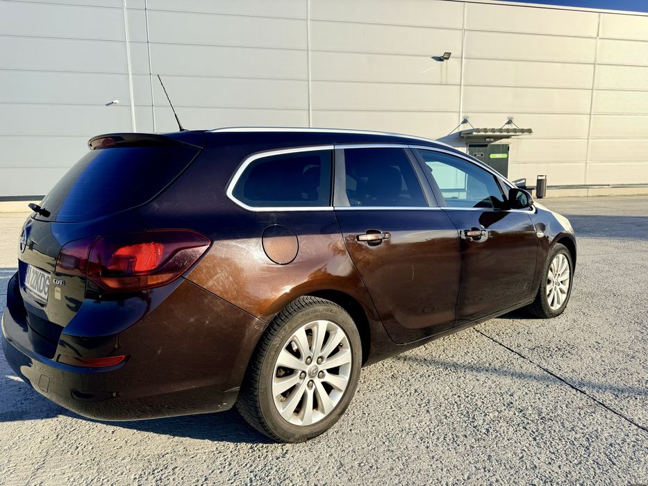 Vând Opel Astra J Sports Tourer