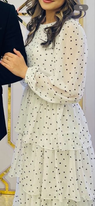 Красивое белое платье в горошек