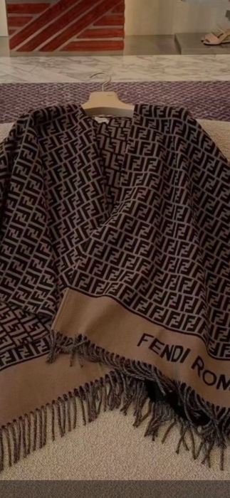 Poncho Fendi, model 2026, 4 modele