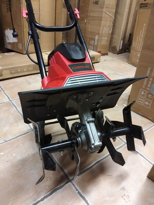 Motosapă cu o adâncime de 22 cm şi lățime de lucru 35 cm