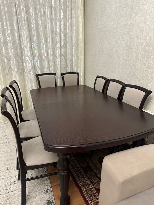 Стол со стулями.