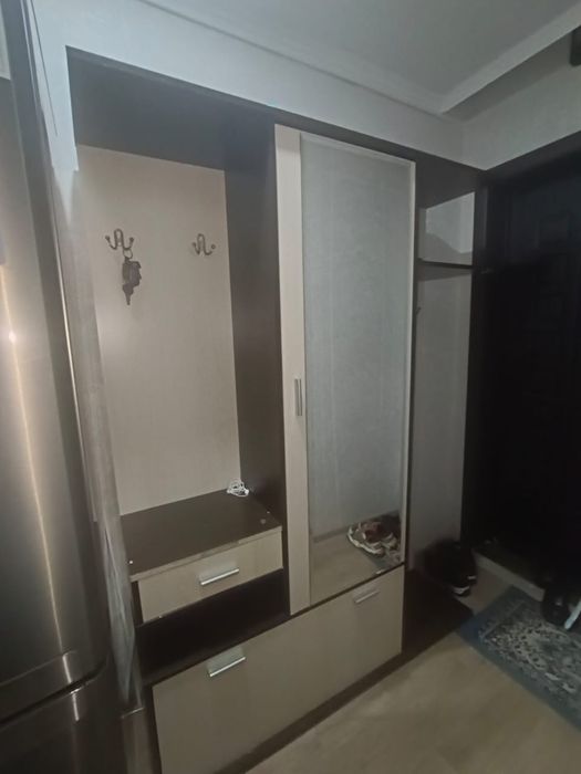 Продаеться Прихожая с зеракалом
