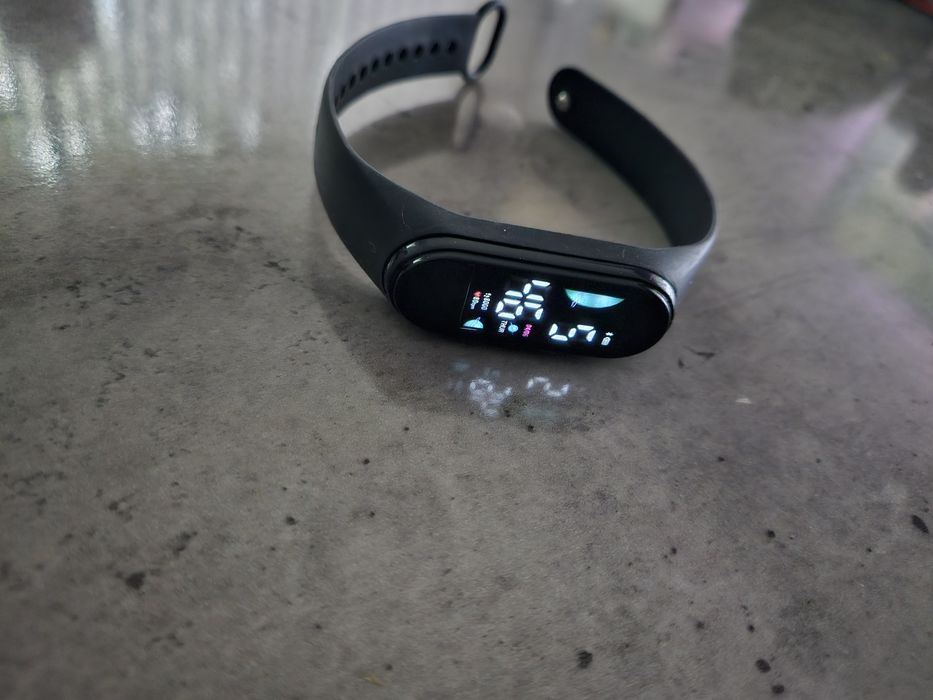 Смарт часовник и лед гривна