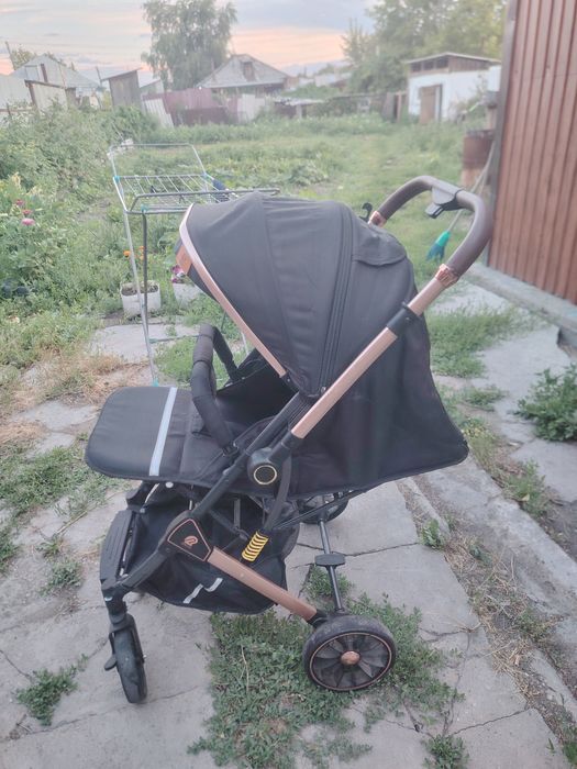 Хорошая коляска NEW LUX для прогулок.