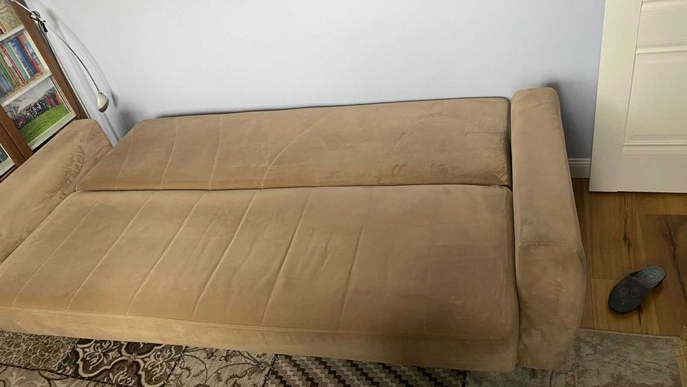 бархатный диван цвета беж