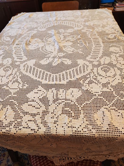 Елипсовидна плетена покривка.