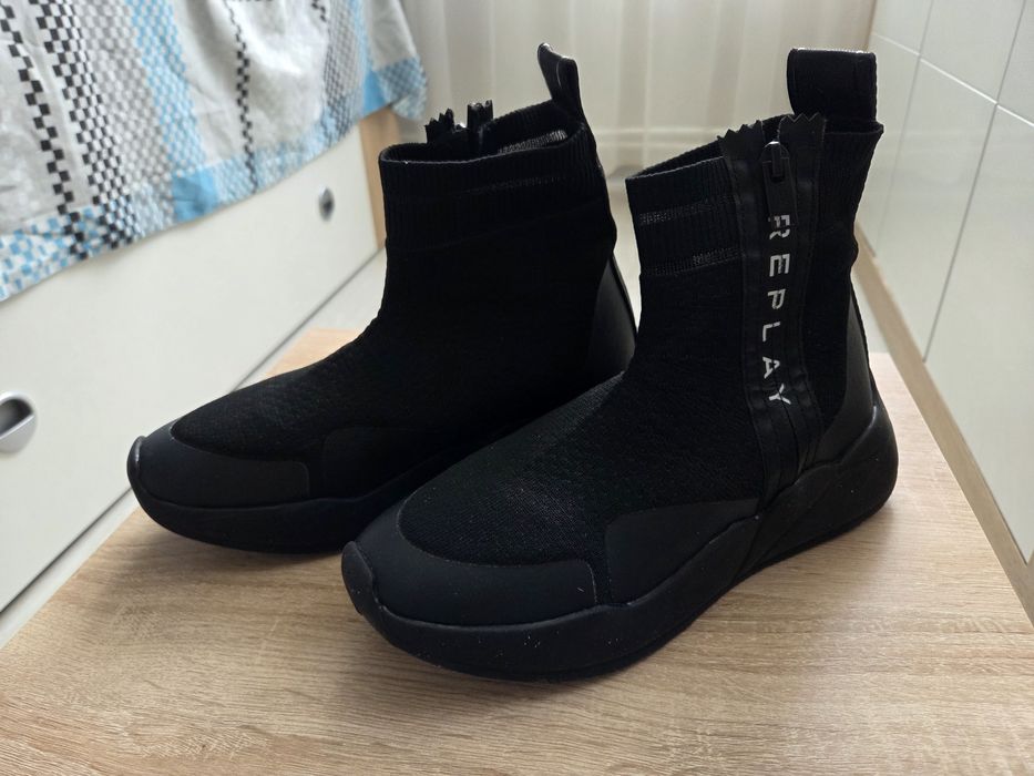 Маратонки NIKE и високи обувки на REPLAY