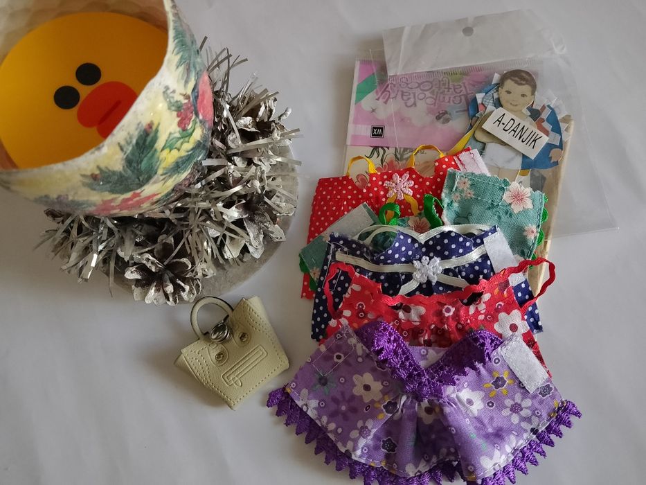 Домик с куклой и одеждой