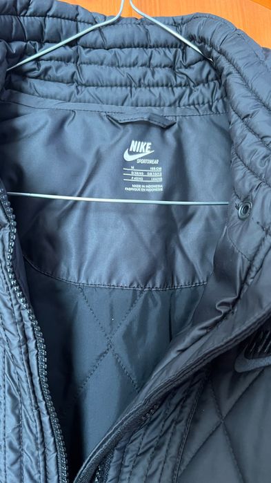 Vând geaca nike noua