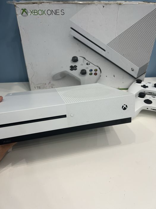 Продается Xbox One S 1ТБ