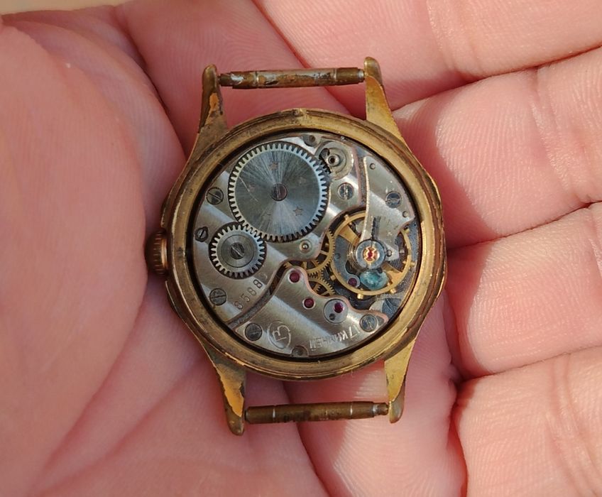 Soatlar sotiladi. Orasida Zarya soati xam bor