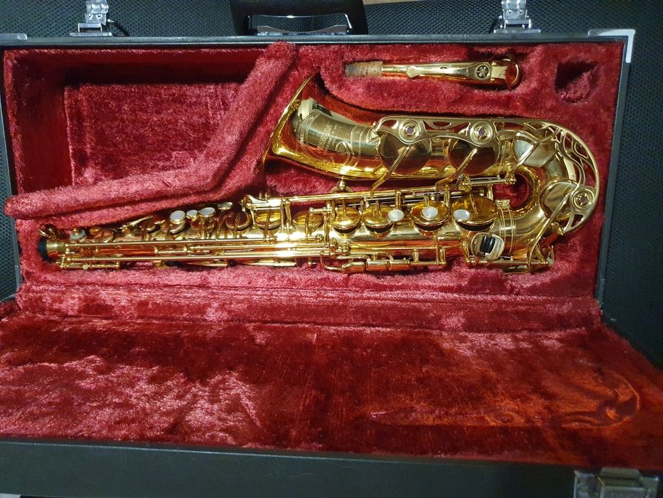 Vând saxofon alto  yamaha yas 62 în stare impecabila  .