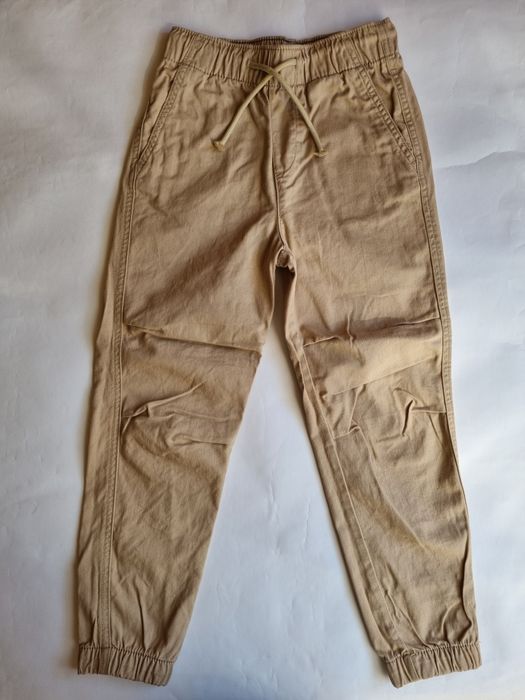 Зелена блуза с яка и копчета Next и бежов панталон H&M, 128 см.