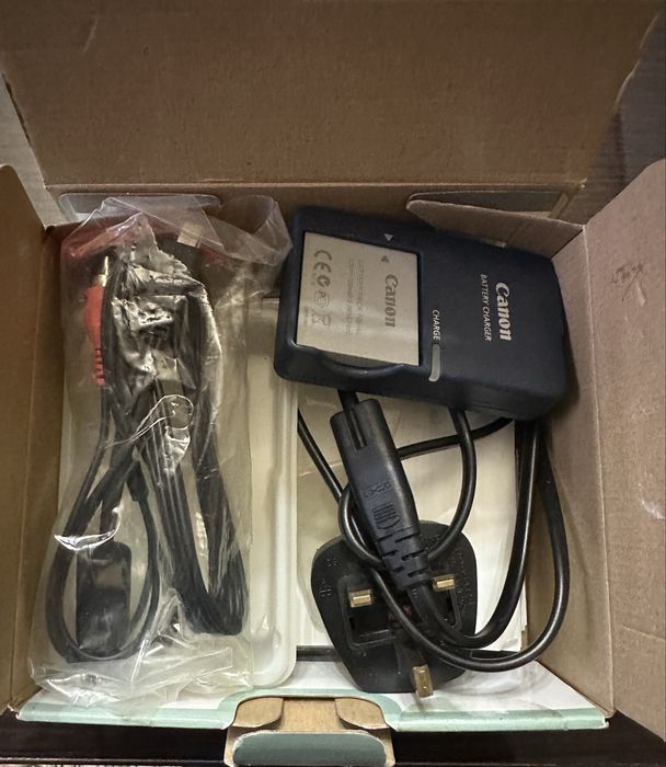 Продам фотоаппарат Canon IXUS 220 HS